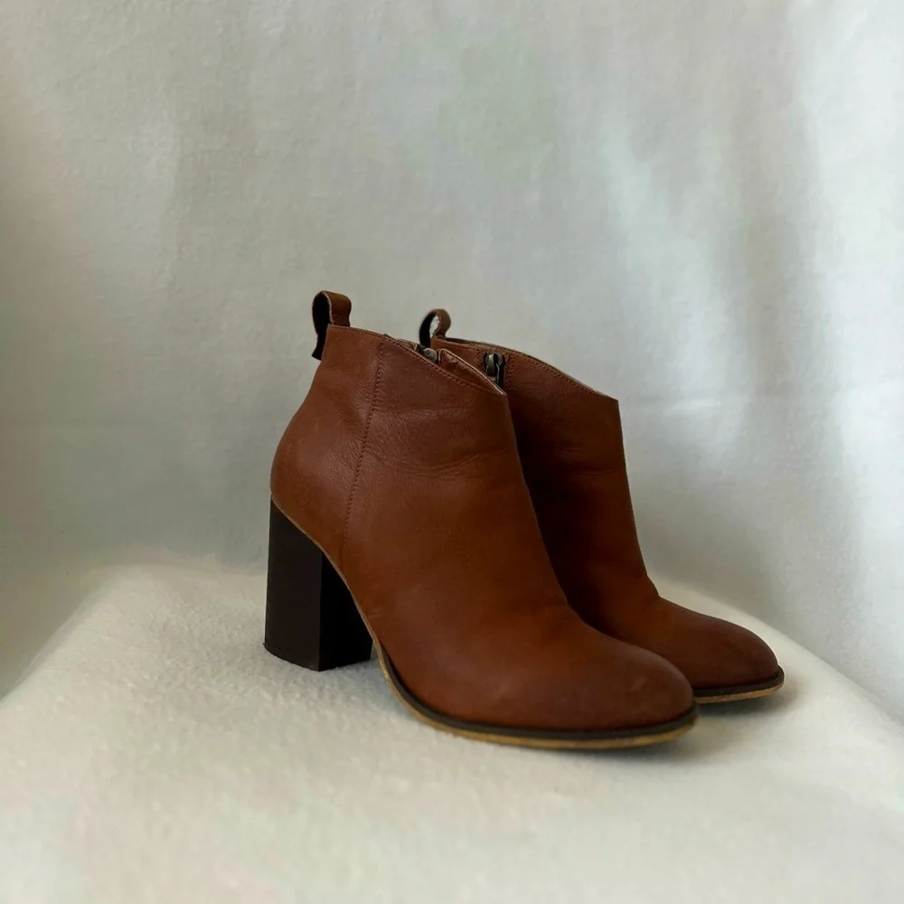 B.P. Size 9 1/2 Leather Brown Ankle Boots